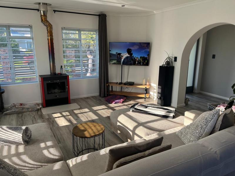 To Let 3 Bedroom Property for Rent in Uitzicht Western Cape